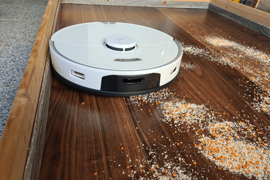 Der Roborock S7 Pro Ultra reinigt Haferflocken beim Saugtest auf einem Hartboden